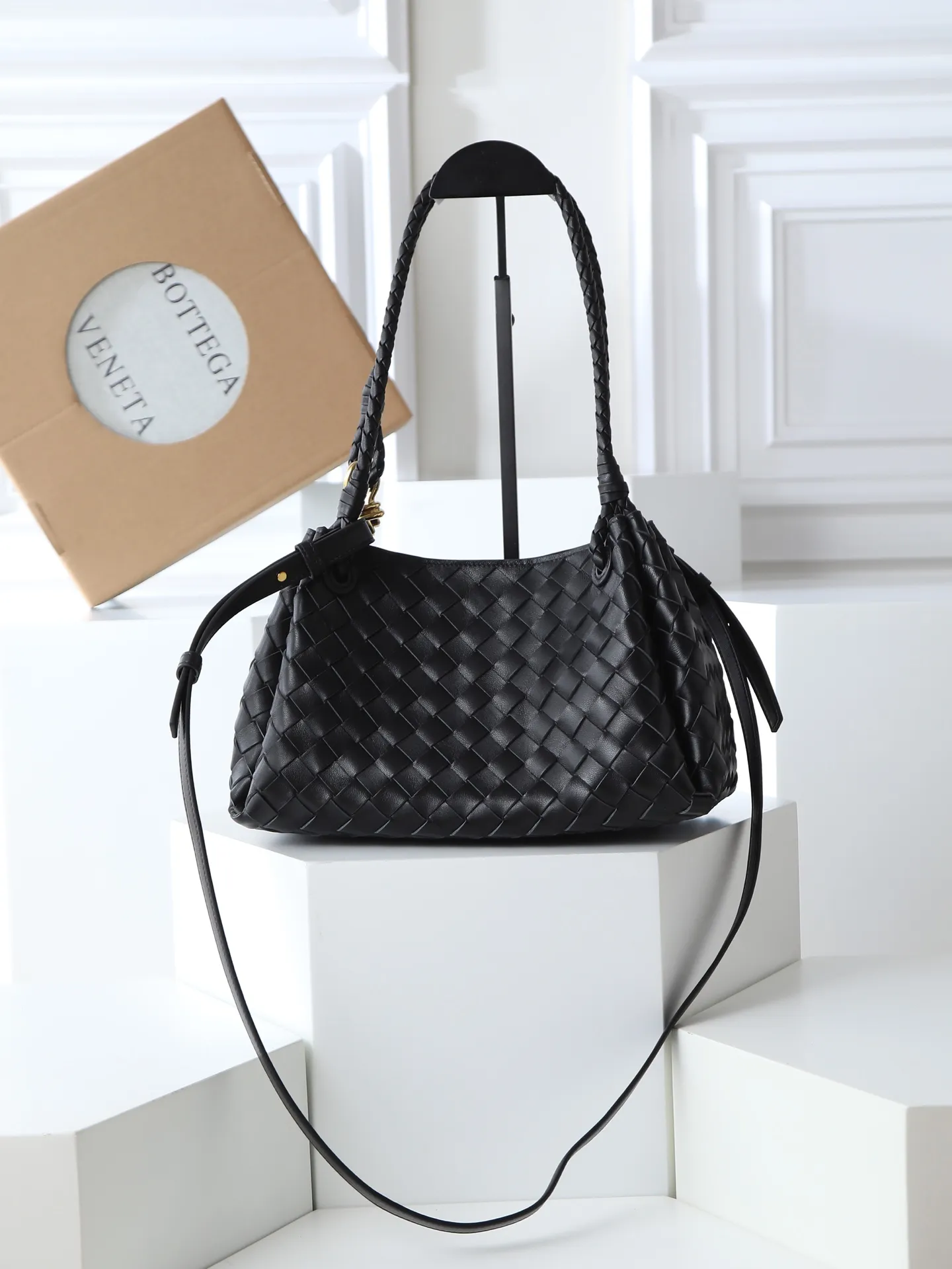 1300. BV's new intrecciato woven leather shoulder bag 🪂 835921 comes with a detachable diagonal shoulder strap and comes with a mini bag inside. The appearance retains the unique design of BV woven leather. The parachute bag is a bag that makes people fall in love before seeing the real thing. The small golden knot embellishment is full of simple and high-end sense to meet your needs in different occasions. Size: 29.5X18.5X17.5cm
